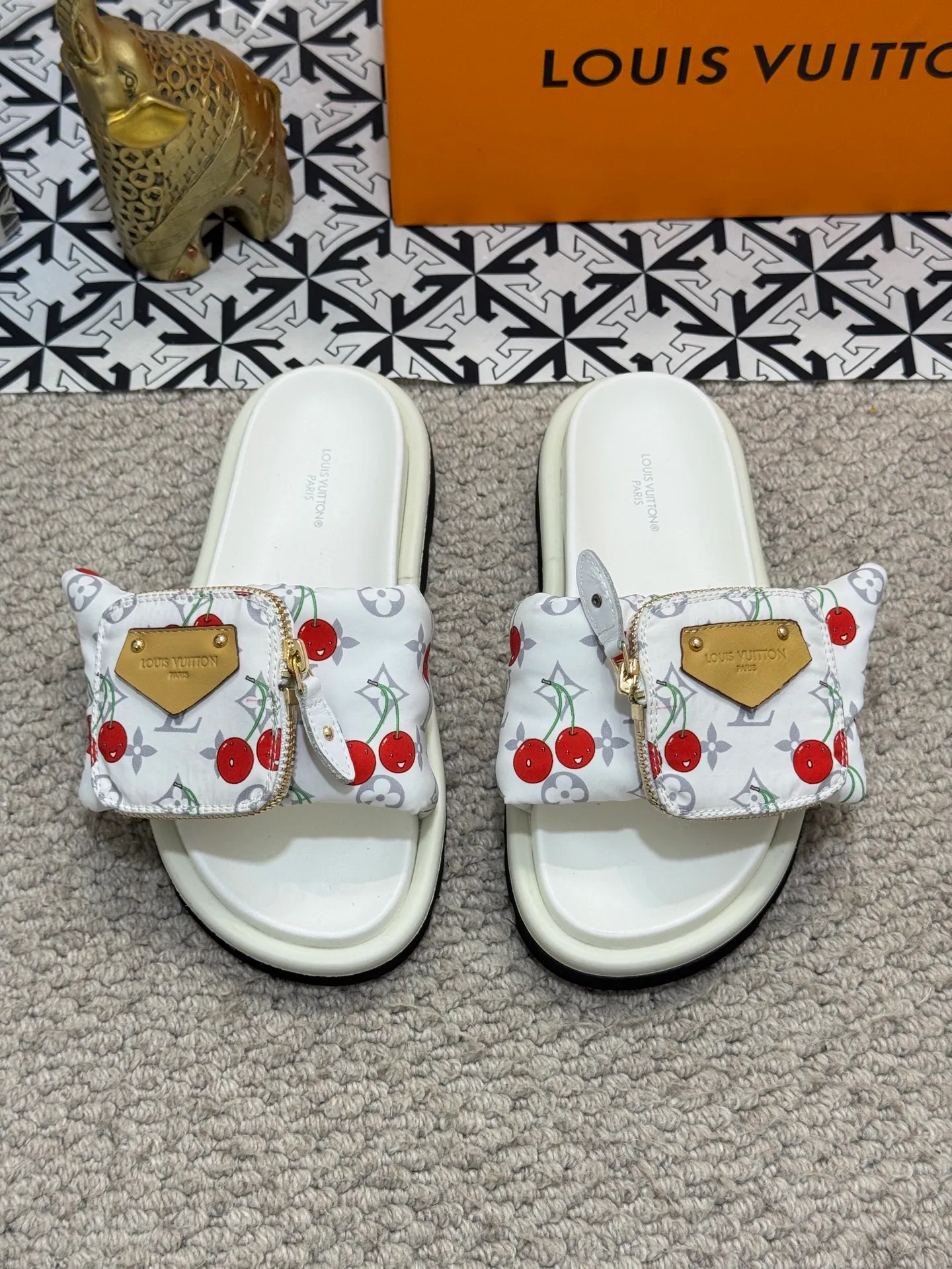 Men's shoes 💰400 [New style] 🦇🦇Top original order [Louis Vuitton] Couple style 👫Spring and summer style🎯🎯As an active family in the fashion industry ⭐ Lv is characterized by bold innovation ⚡Fabric down cloth🔥 Combined outsole, clean and tidy ⚡Fashionable and generous🌹Multiple colors available..Size: 36-44 (45 customized
